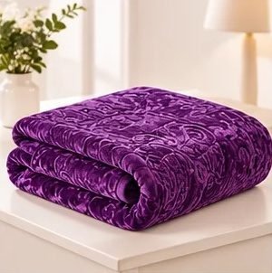 العنوان: بطانية مخملية منقوشة – لون بنفسجي ملكي | 2.00 × 2.40 م